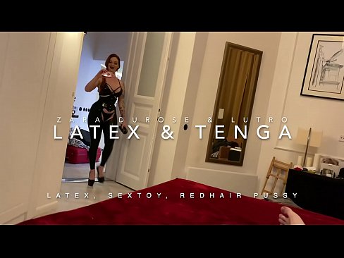 ❤️ Ngoanana e monyane ea nang le hlooho e khubelu ea apereng seaparo sa latex se kentsoeng ke ntate oa bobeli ❤️  ❌❤