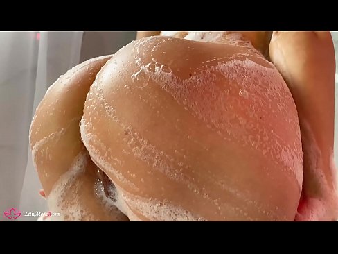 ❤️ Brunette o ipholla litho tsa botona kapa botšehali ho li khotsofatsa Pussy e nang le Vibrator ho ea ho Intense Orgasm in Shower ❤️  ❌❤